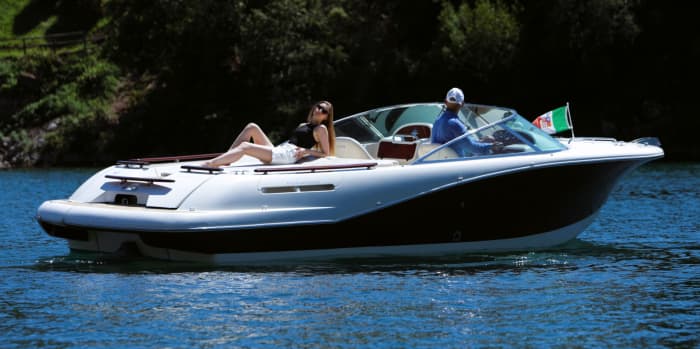 Relax on a motorboat in Lake Como for 4h