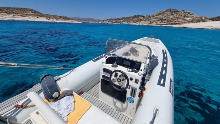 La tua giornata a Sifnos: noleggia una barca a motore per una giornata intera alla scoperta dell'isola.