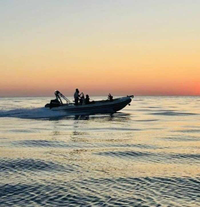 La tua giornata a Sifnos: noleggia una barca a motore per una giornata intera alla scoperta dell'isola.