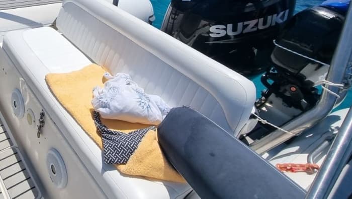 La tua giornata a Sifnos: noleggia una barca a motore per una giornata intera alla scoperta dell'isola.