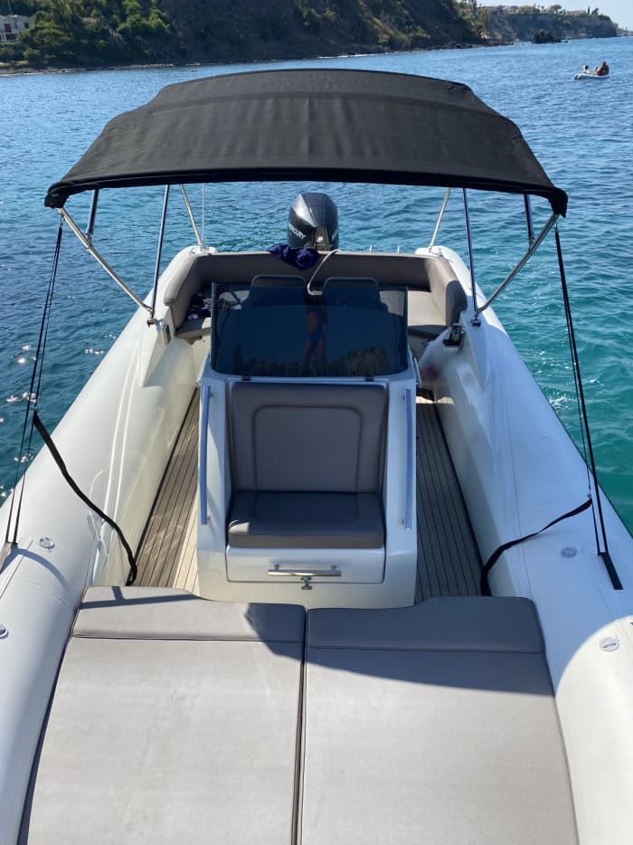 Ontdek Brucoli: een hele dag zon op een motorboot