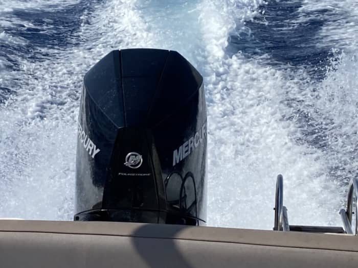 Ontdek Brucoli: een hele dag zon op een motorboot