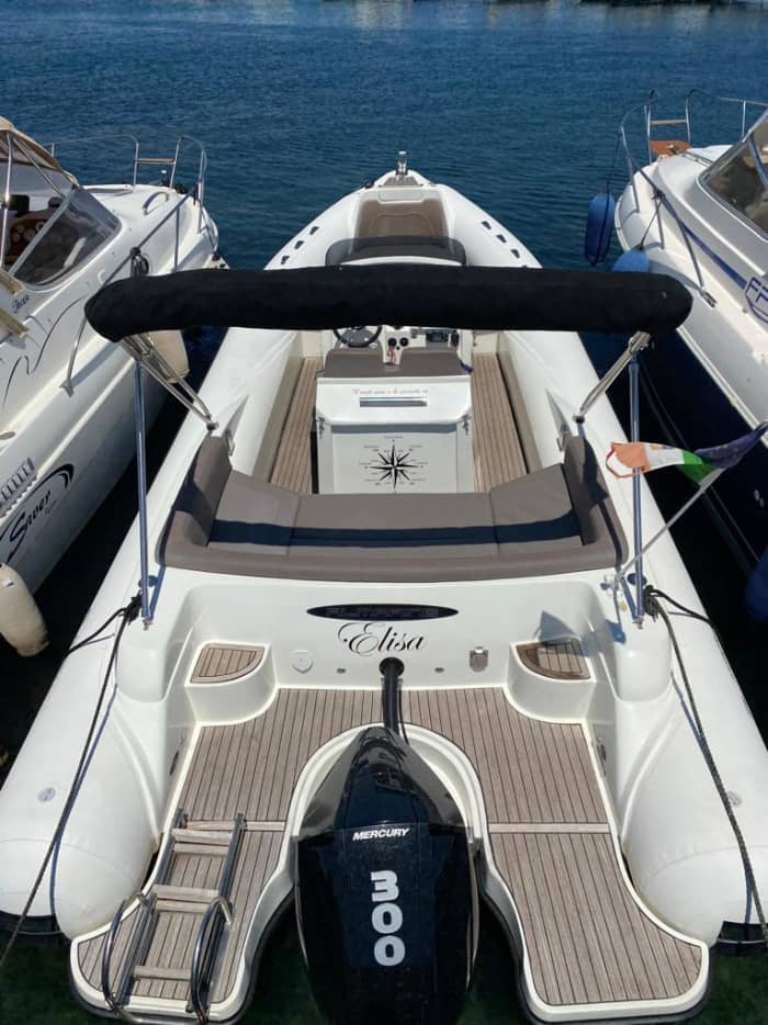 Ontdek Brucoli: een hele dag zon op een motorboot