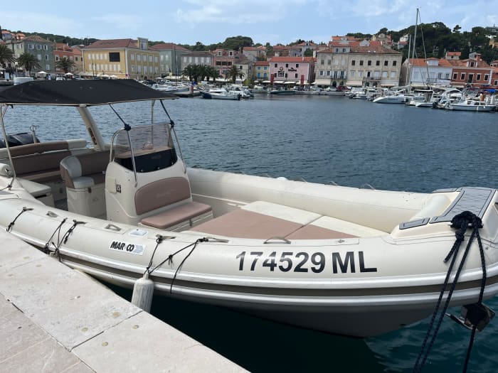 Explore the hidden bays of Lošinj on a motorboat