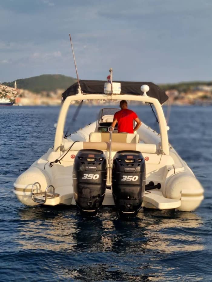 Explore the hidden bays of Lošinj on a motorboat