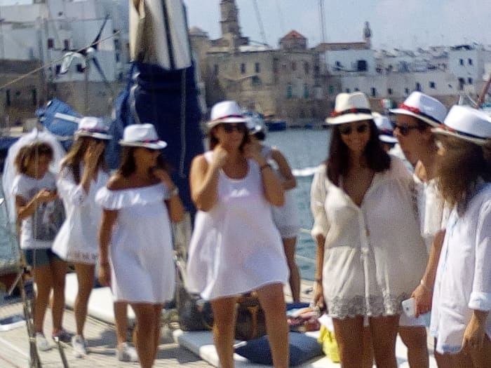 Genießen Sie einen Tag auf See in Monopoli an Bord eines Segelboots