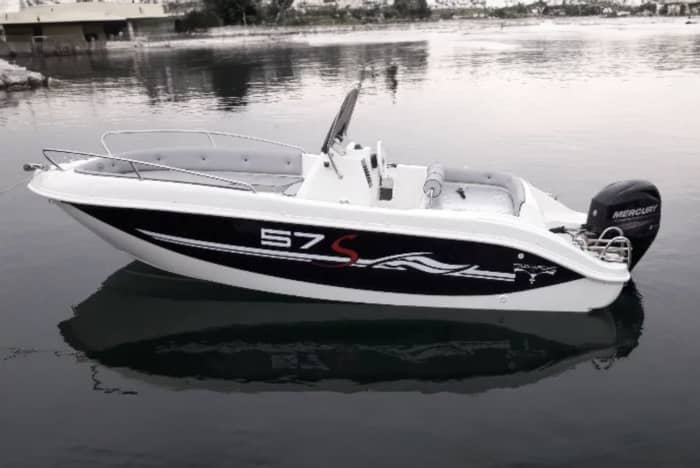 Genießen Sie 7 Stunden und 30 Minuten auf einem Motorboot in Neapel