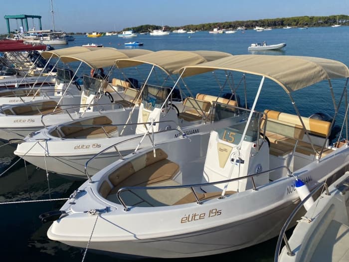 Relájate en una lancha motora en Porto Cesareo durante 4 horas.