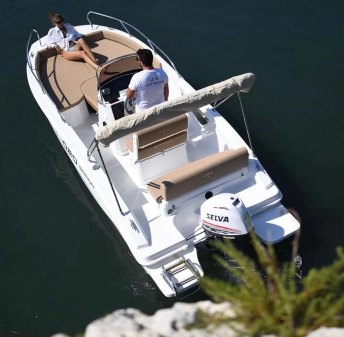 Capri en barco: descubre las maravillas de la isla