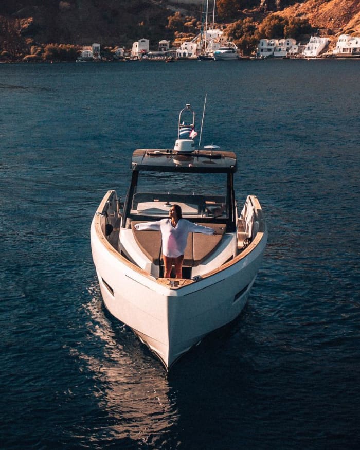 Découvrez Santorin lors d'une excursion d'une journée en bateau à moteur.