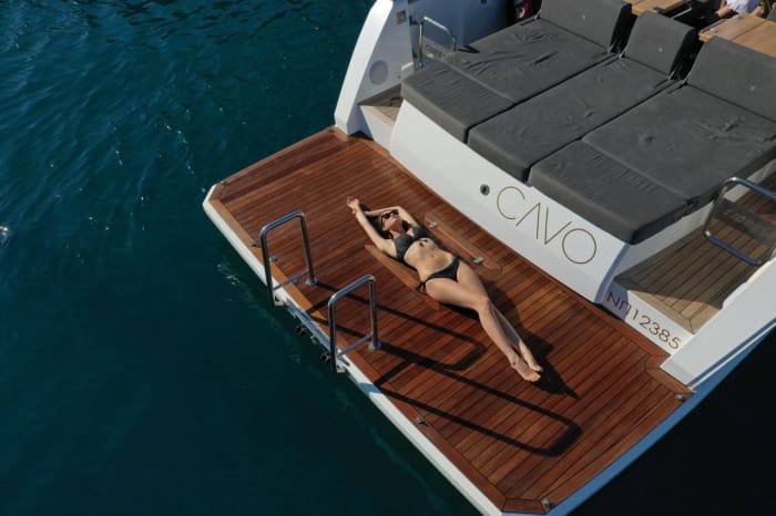 Découvrez Santorin lors d'une excursion d'une journée en bateau à moteur.
