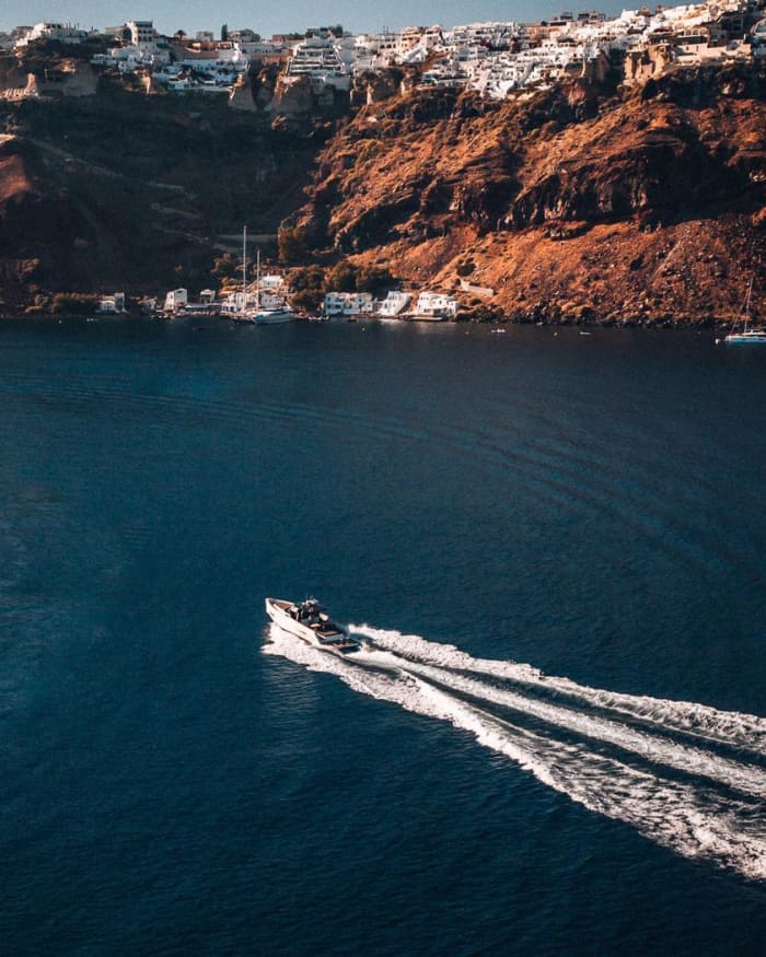 Découvrez Santorin lors d'une excursion d'une journée en bateau à moteur.