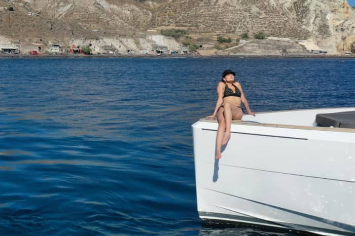 Découvrez Santorin lors d'une excursion d'une journée en bateau à moteur.