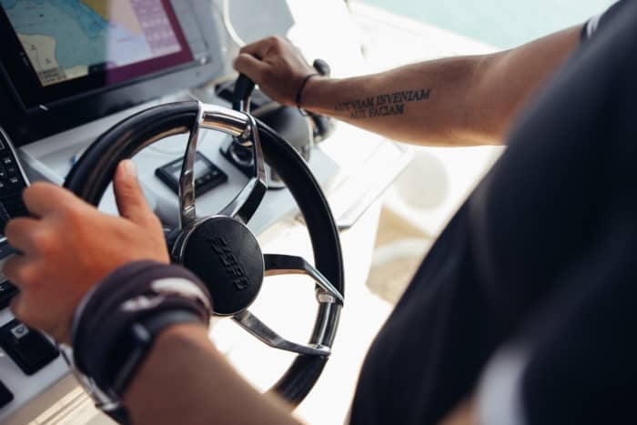 Découvrez Santorin lors d'une excursion d'une journée en bateau à moteur.