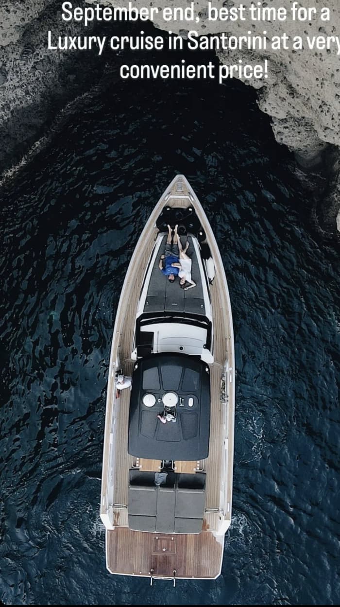 Découvrez Santorin lors d'une excursion d'une journée en bateau à moteur.