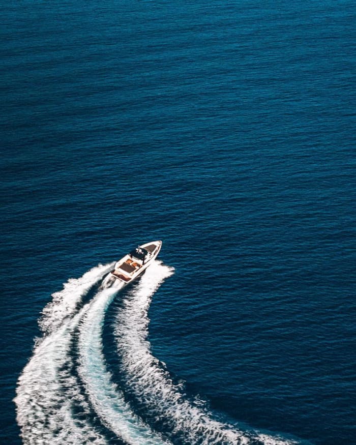 Découvrez Santorin lors d'une excursion d'une journée en bateau à moteur.
