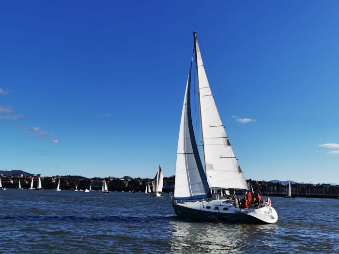 Passez 8 heures à naviguer autour de Getxo en voilier