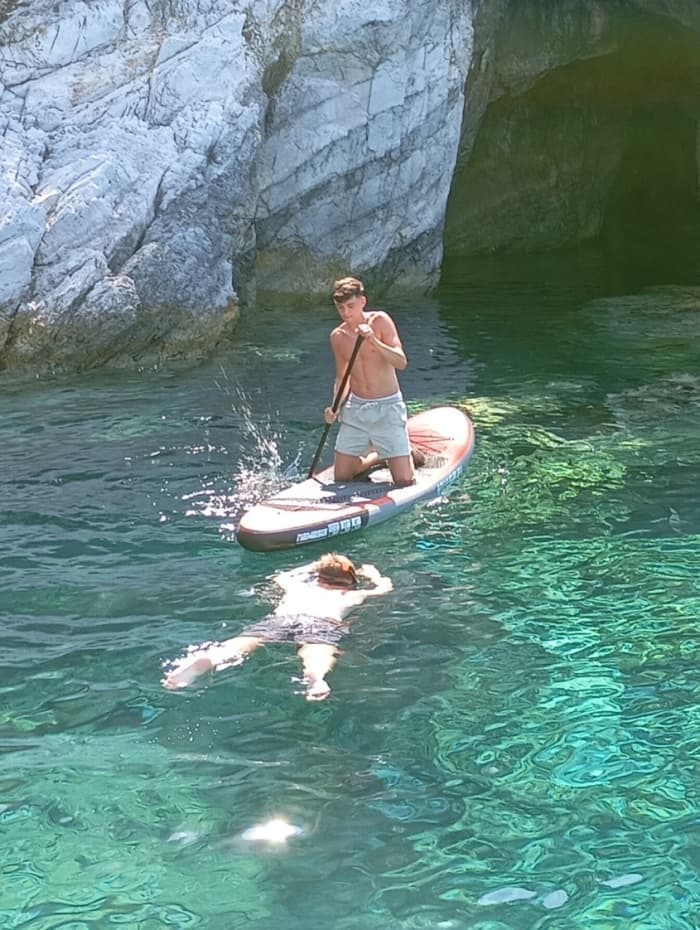 Découvrez Skiathos lors d'une excursion d'une journée en bateau à moteur.