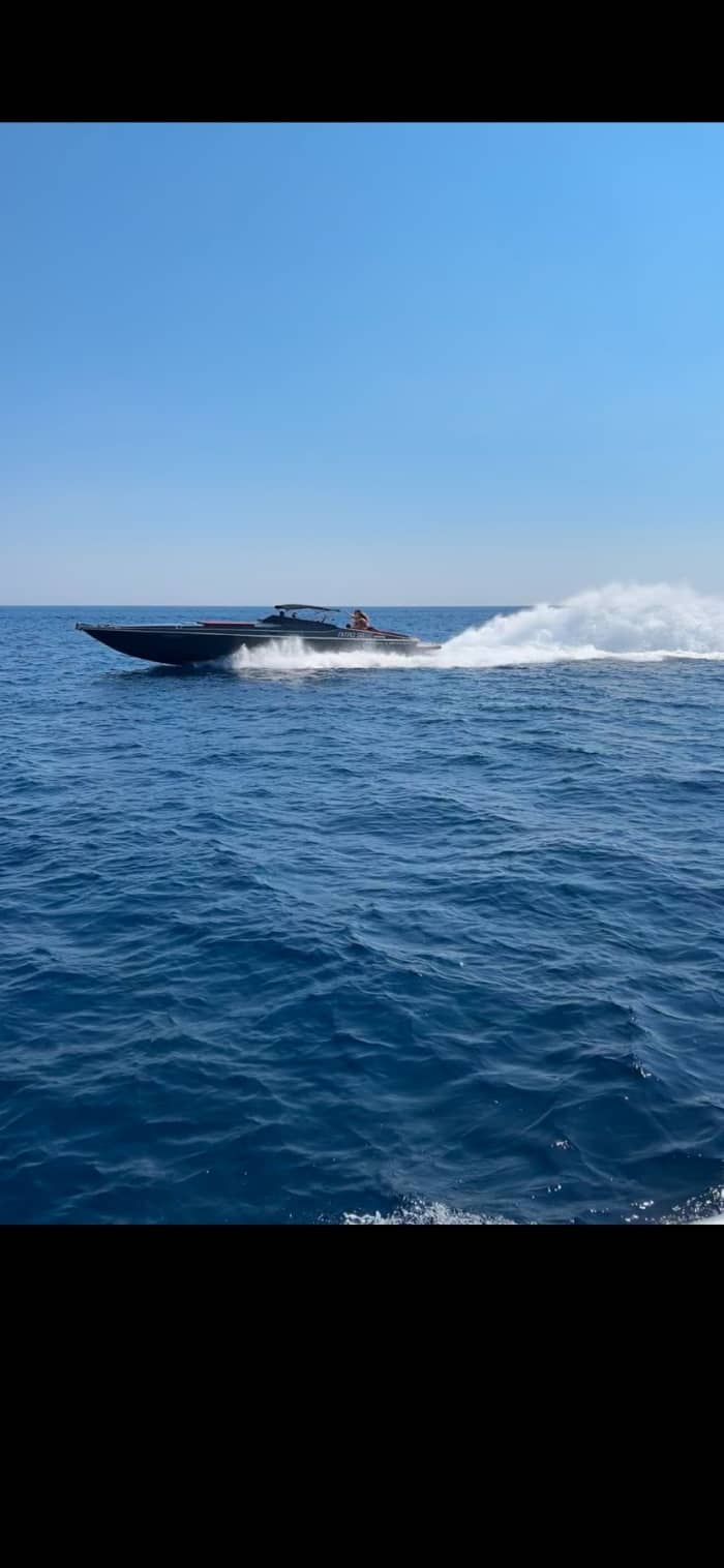 Privé boottocht rond Hvar op een motorboot.