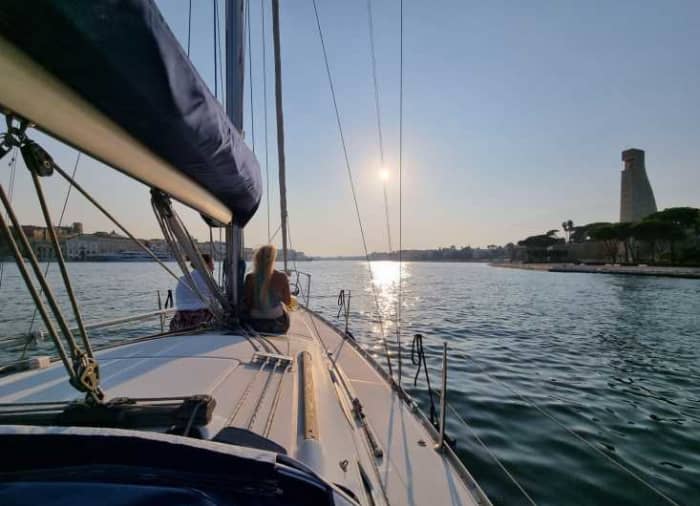 Setzen Sie Kurs auf Freude: Ein ganzer Tag authentisches Segeln in Brindisi auf einem Segelboot
