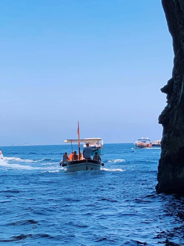 Découvrez Sorrente en bateau à moteur pendant 8h30.