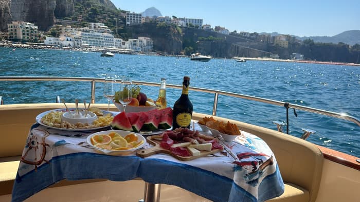 Découvrez Sorrente en bateau à moteur pendant 8h30.
