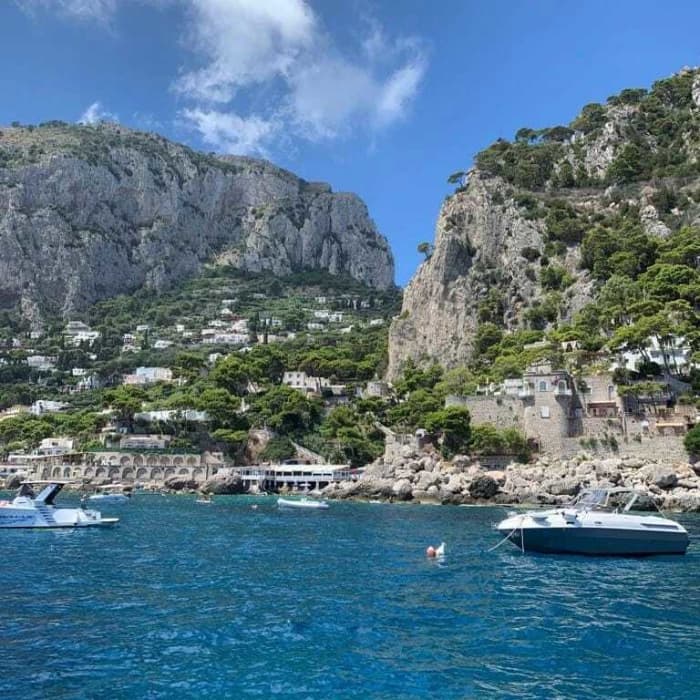 Découvrez Sorrente en bateau à moteur pendant 8h30.