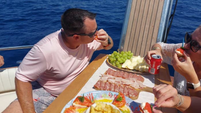 Découvrez Sorrente en bateau à moteur pendant 8h30.