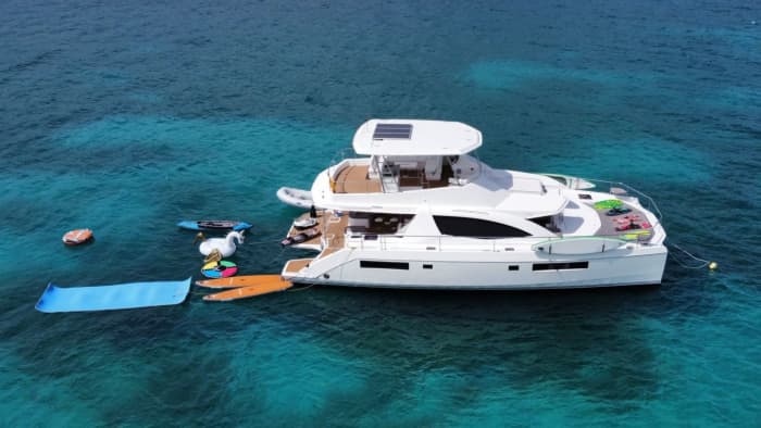 VOGUE — Catamarán a motor Leopard 51PC con capitán y azafata