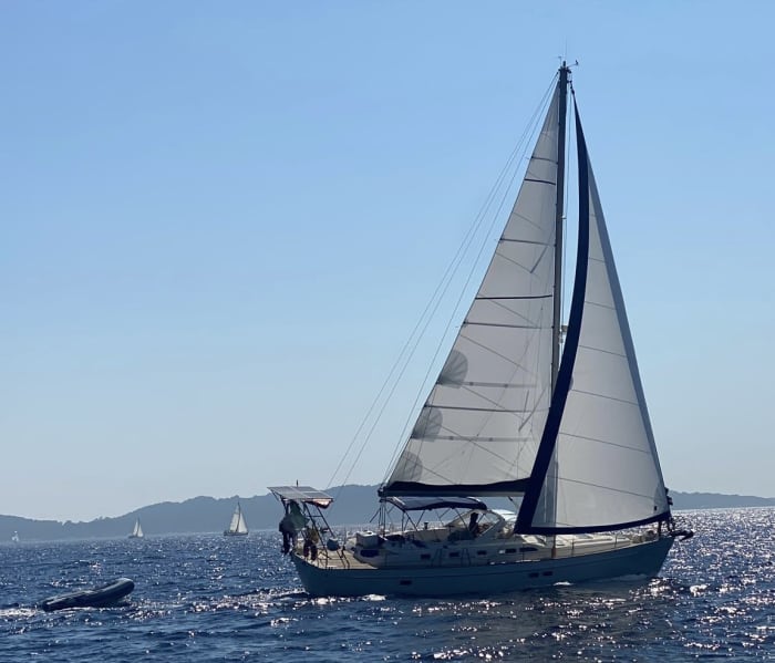 Entdecken Sie Santo Stefano al Mare auf einem ganztägigen Segeltörn