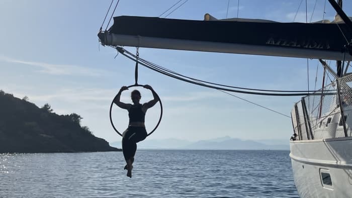 Entdecken Sie Santo Stefano al Mare auf einem ganztägigen Segeltörn