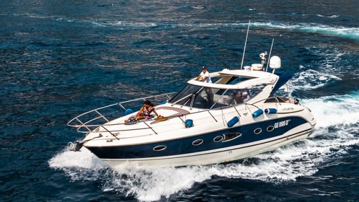 PRIVATE BOOTSTOUR AMALFIKÜSTE & CAPRI | MeL2 YACHT-ERLEBNIS: pure Entspannung auf dem kristallklaren Wasser des italienischen Blaus.