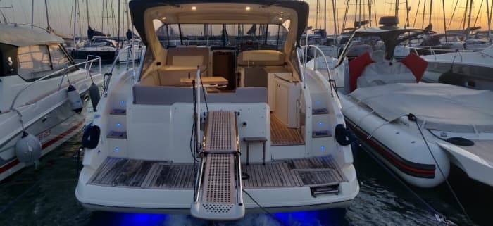 PRIVATE BOOTSTOUR AMALFIKÜSTE & CAPRI | MeL2 YACHT-ERLEBNIS: pure Entspannung auf dem kristallklaren Wasser des italienischen Blaus.