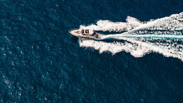 PRIVATE BOOTSTOUR AMALFIKÜSTE & CAPRI | MeL2 YACHT-ERLEBNIS: pure Entspannung auf dem kristallklaren Wasser des italienischen Blaus.