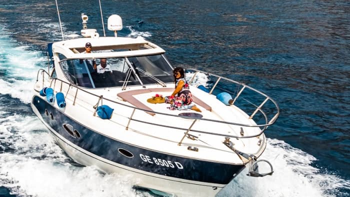 PRIVATE BOOTSTOUR AMALFIKÜSTE & CAPRI | MeL2 YACHT-ERLEBNIS: pure Entspannung auf dem kristallklaren Wasser des italienischen Blaus.