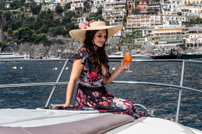 PRIVATE BOOTSTOUR AMALFIKÜSTE & CAPRI | MeL2 YACHT-ERLEBNIS: pure Entspannung auf dem kristallklaren Wasser des italienischen Blaus.