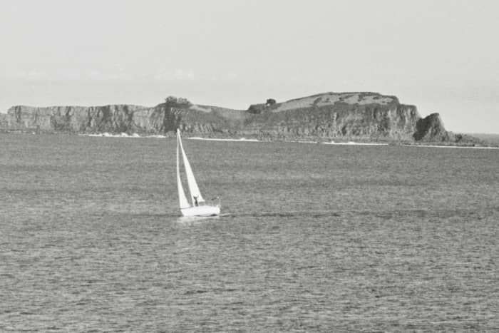 Pon rumbo a la alegría: Un día completo de navegación auténtica en Bermeo a bordo de un velero.