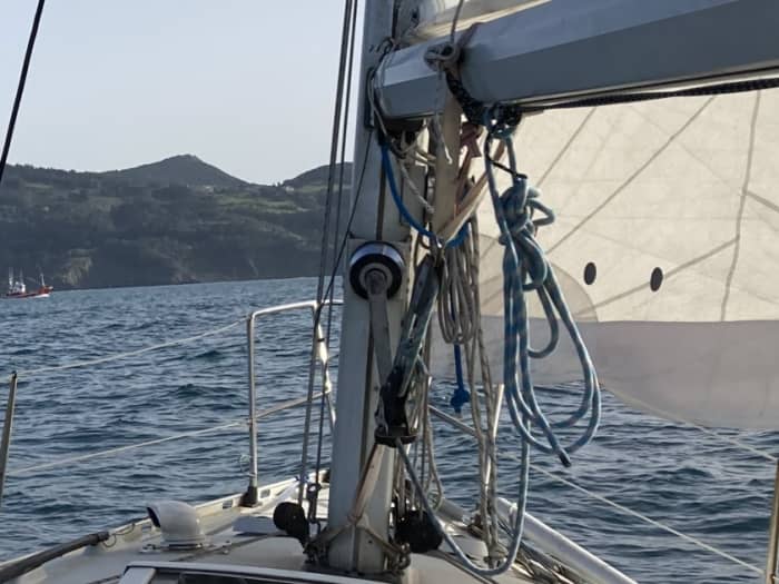 Pon rumbo a la alegría: Un día completo de navegación auténtica en Bermeo a bordo de un velero.