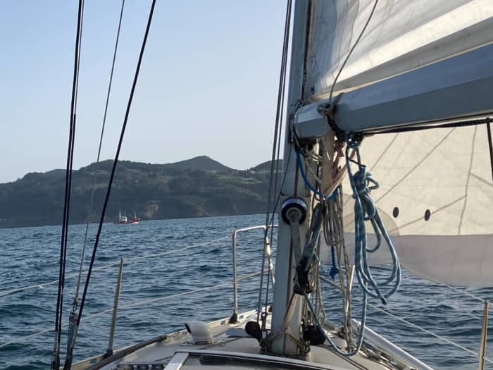 Pon rumbo a la alegría: Un día completo de navegación auténtica en Bermeo a bordo de un velero.