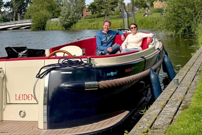 Enjoy 4 hours of Leiden and the surrounding area with snacks and drinks, including skipper.