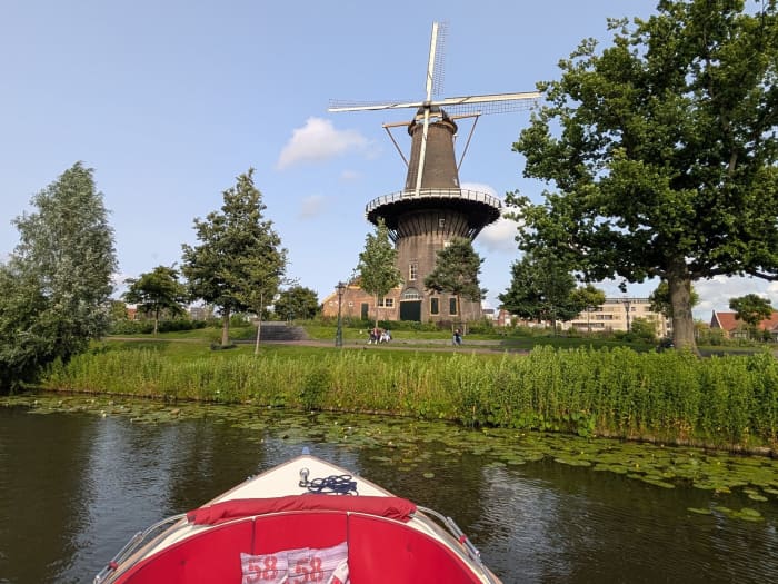Enjoy 4 hours of Leiden and the surrounding area with snacks and drinks, including skipper.