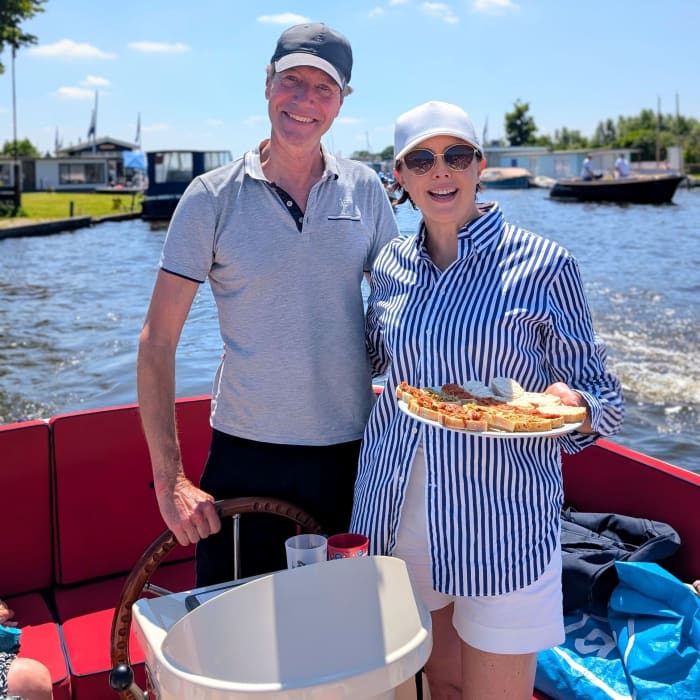 Enjoy 4 hours of Leiden and the surrounding area with snacks and drinks, including skipper.