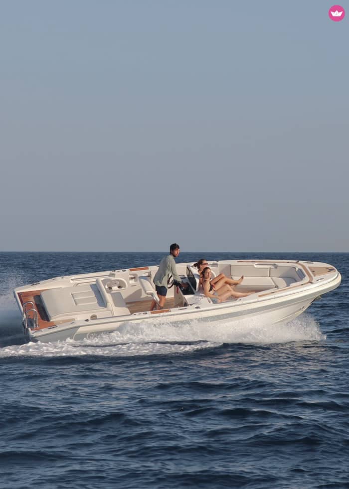4h boat trip in Barcelona to enjoy the sun and the sea