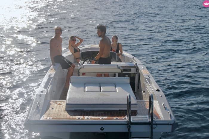 4h boat trip in Barcelona to enjoy the sun and the sea