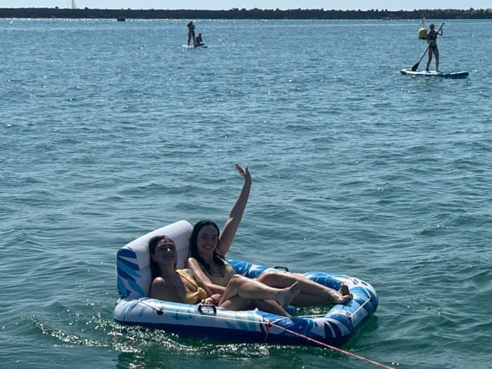 Ganztägiger Ausflug mit einem privaten Boot (7 Stunden) zur Erkundung der Inseln und des offenen Meeres. Ein unvergesslicher Tag mit Abfahrt von Faro und Fahrt durch den Naturpark Ria Formosa zur Bucht von Ilha Deserta.