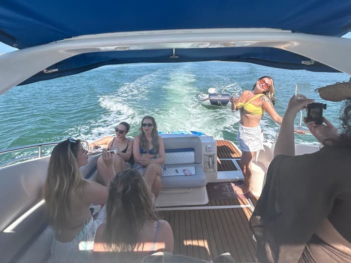 Ganztägiger Ausflug mit einem privaten Boot (7 Stunden) zur Erkundung der Inseln und des offenen Meeres. Ein unvergesslicher Tag mit Abfahrt von Faro und Fahrt durch den Naturpark Ria Formosa zur Bucht von Ilha Deserta.