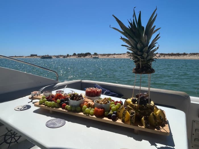 Esperienza in yacht privato, mezza giornata a Ria Formosa + drink di benvenuto + tapas e bevande + Isola deserta