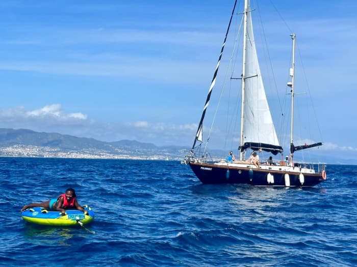 Excursion nautique de 6 heures : sports nautiques et divertissements en mer à Barcelone