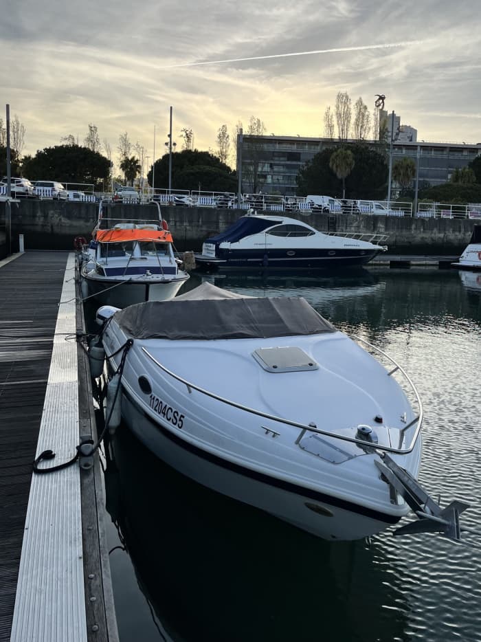 Vanaf 1 uur/4 personen in Lissabon: huur een motorboot met schipper en geniet