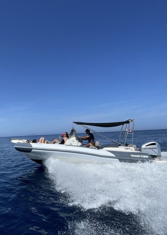 ZONSONDERGANGTOUR - Een unieke ervaring om de schoonheid van de Pakleni-eilanden bij zonsondergang te ontdekken. Ontspan op de boot, geniet van de kristalheldere zee en kijk hoe de zon langzaam achter de horizon verdwijnt terwijl de lucht goud en roze kleurt.